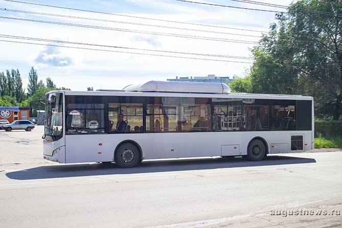 муниципальный автобус еде по улице Ленина