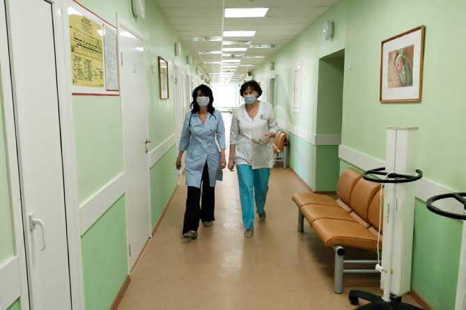 врачи в детском отделении больницы 5