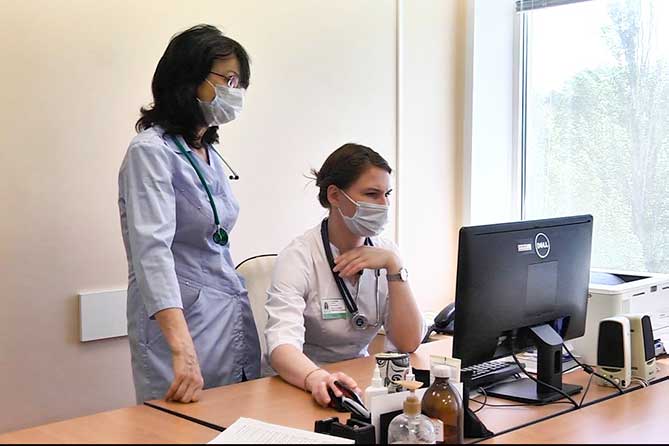 врачи за компьютером в детском отделении больницы 5