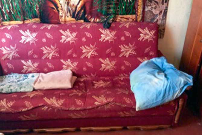 подушка на диване