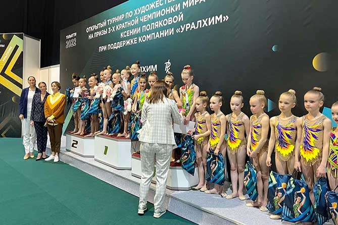юные спортсменки по художественной гимнастике на пьедестале