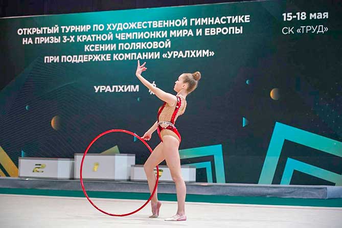 гимнастка во время выступления