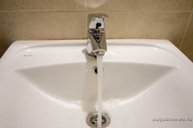 вода течет из крана в ванной