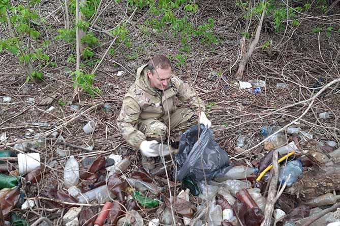 мужчина собирает мусор на Копылово