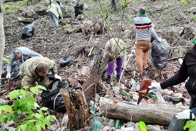 активисты собирают мусор на Копылово
