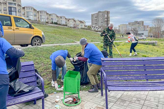 горожане убирают мусор на набережной Комсомольского района