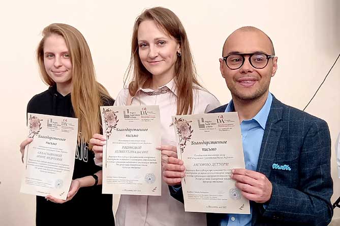 педагоги школы 93 с благодарственными письмами