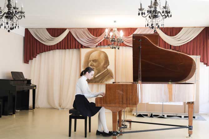 ученица школиы имени Балакирева за роялем