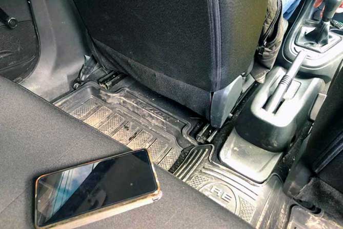 телефон на полу в машине