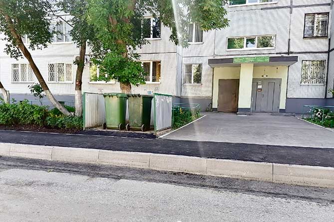 заменен асфальт на тротуаре 