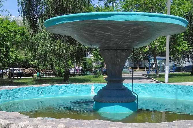 фонтан в Портпоселке летом