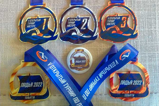 медали и значки участников 5 турнира по плаванию в категории Мастерс