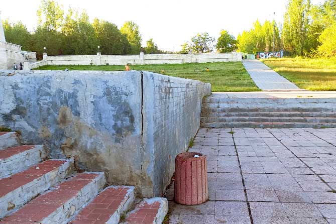 разрушающаяся плитка у памятника Татищеву