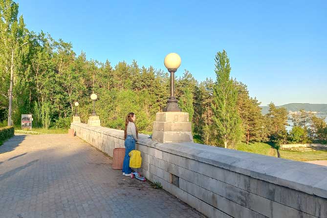 девушка у памятника Татищеву
