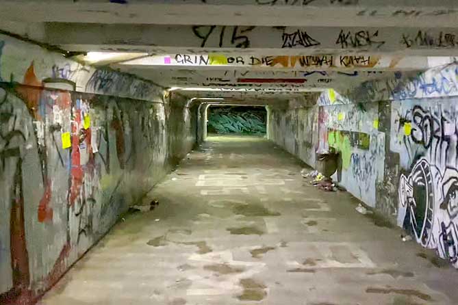 надписи на стенах в подземного переходе на Свердлова у ТЦ Восход 28-04-2022