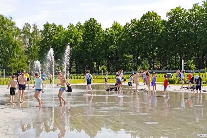 дети на фонтане сквера в честь 50-летия АВТОВАЗа