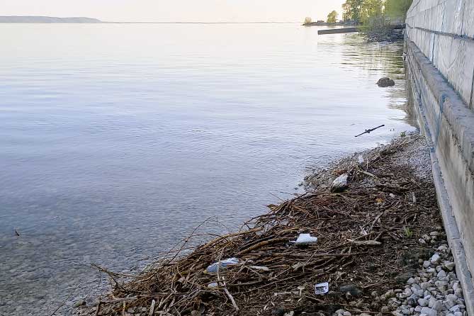 мусор на берегу у памятника Татищеву