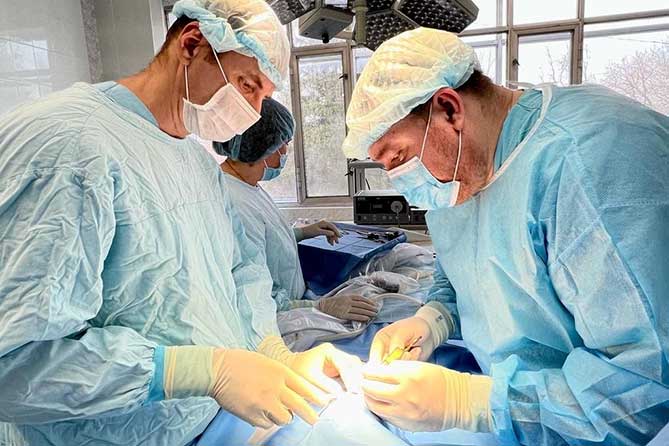 детские хирурги оперируют новорожденного