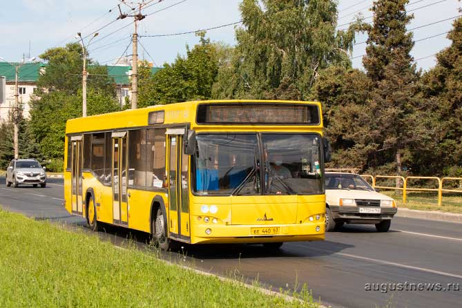автобус на улице Мира