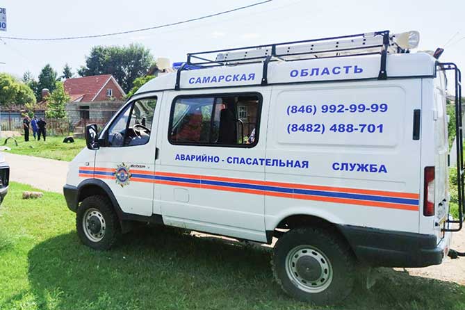 автомобиль Поисково-спасательной службы в селе