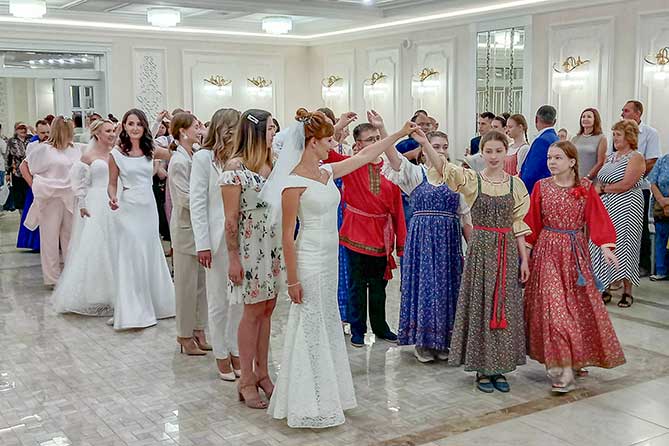 танец в День семьи с невестами