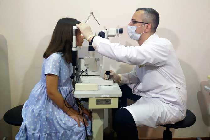 девочка на осмотре у офтальмолога