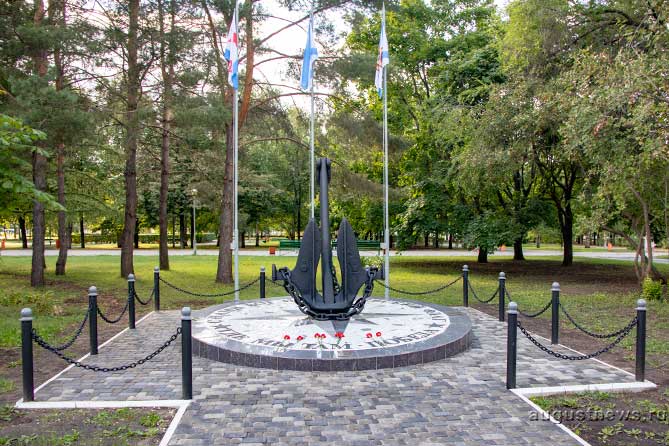 памятный знак ВМФ в парке Победы