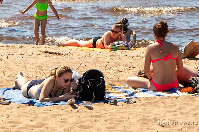 девушки на пляже
