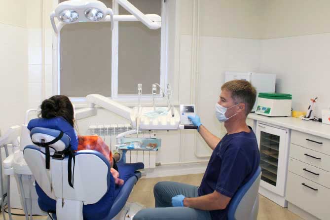 пациент на приеме в стоматологическом кабинете