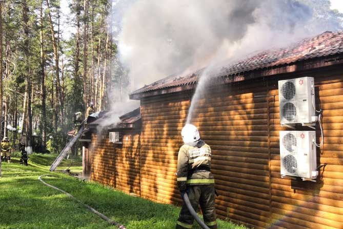 пожарные тушат огонь в кафе