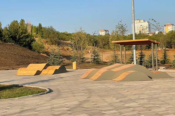скамейки на набережной Автозаводского района