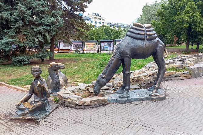 памятник мальчику с верблюдом в Челябинске