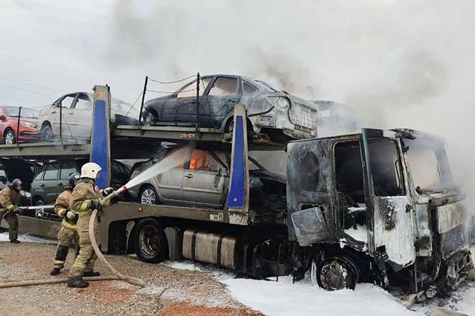 в тольятти горели два автовоза с автомобилями пожарные тушат возгорание на автовозах