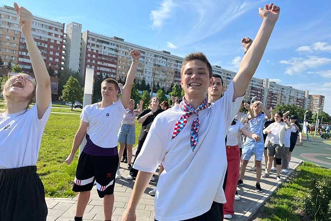 молодежь на празднике в сквере 50-летия АВТОВАЗа
