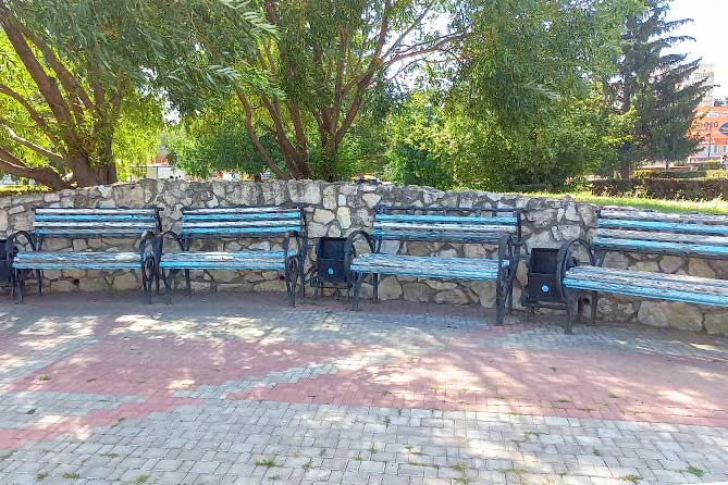 старые скамейки в сквере на Центральной площади