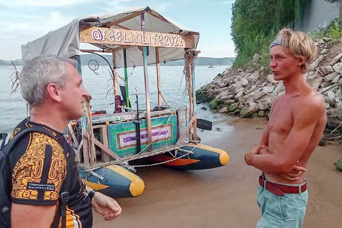 путешественник Данил Сухоруков на пляже