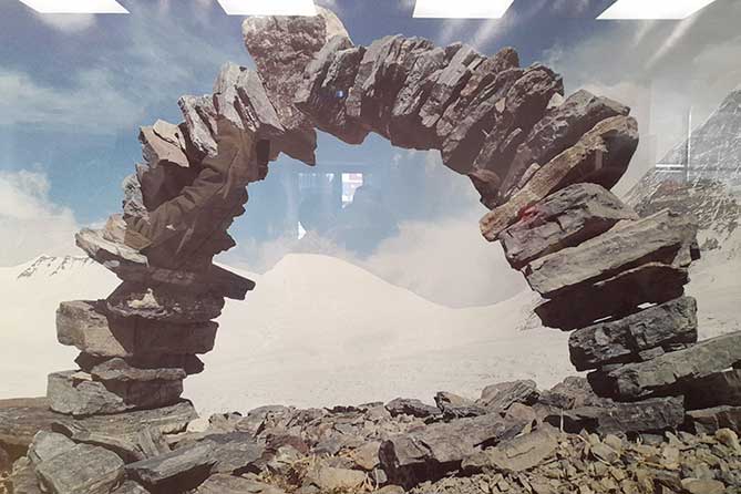 арка из камней на Эвересте