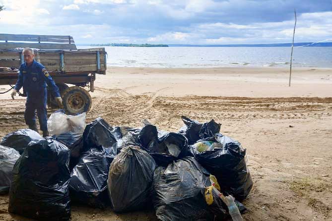 мешки с мусором на берегу