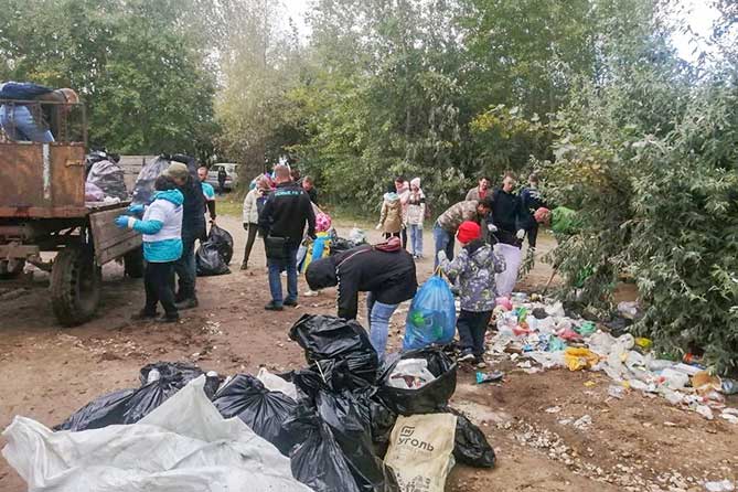 волонтеры убирают мусор в Хрящевке
