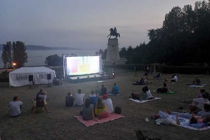 люди смотрят фильм у памятника Татищеву