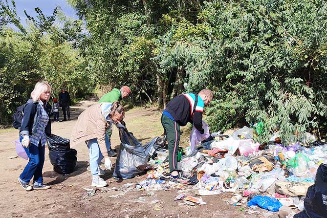 волонтеры убирают мусор в Хрящевке на берегу