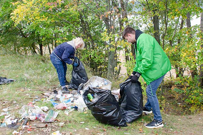 волонтеры убираюи мусор на Федоровских лугах