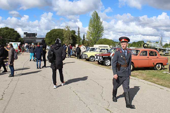 милиционер на фестивале ретроавтомобилей