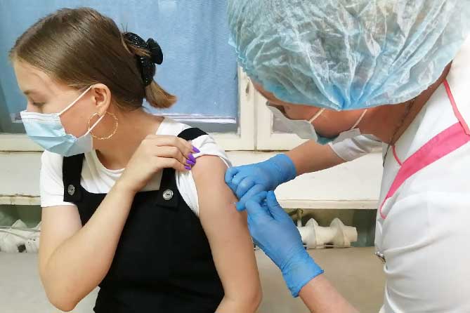 подростку делают вакцину от коронавируса