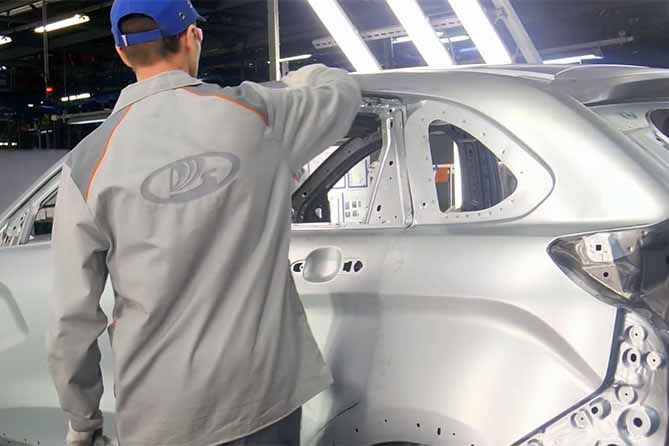 рабочий на заводе