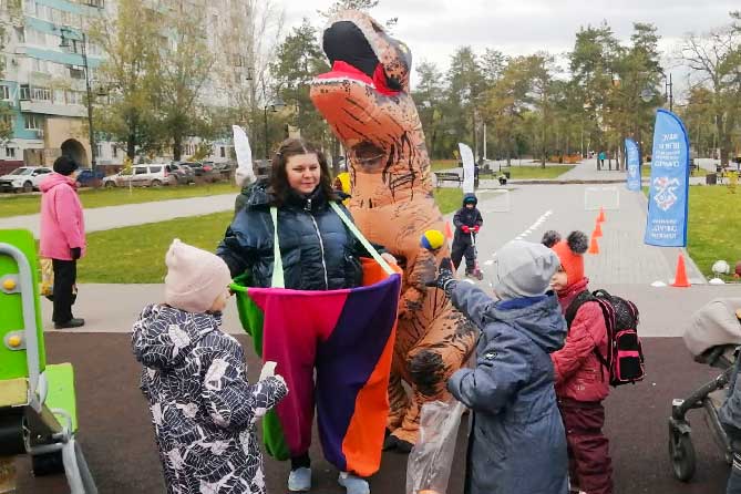 дети играют на бульваре Островского