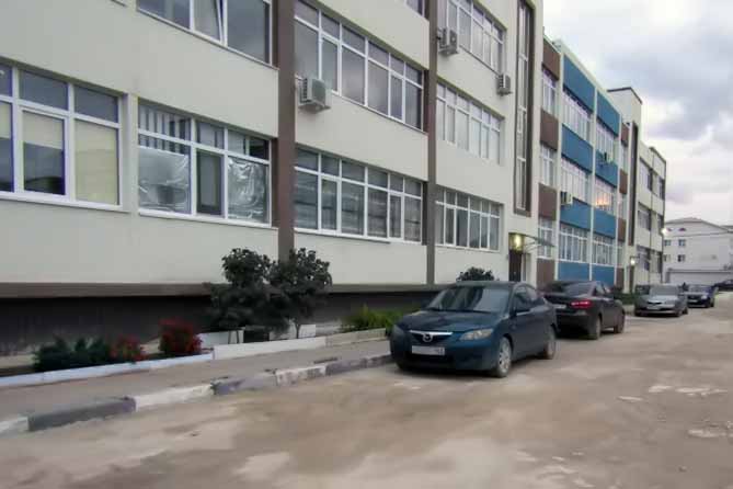 автомобиль около дома