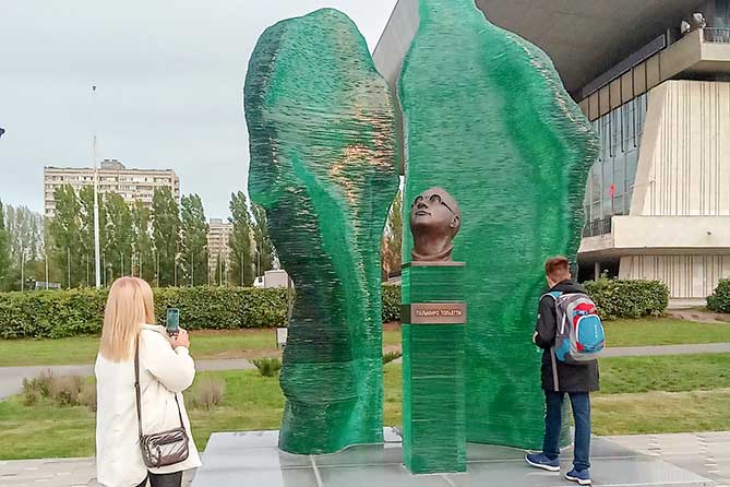 люди у памятника Пальмиро Тольятти