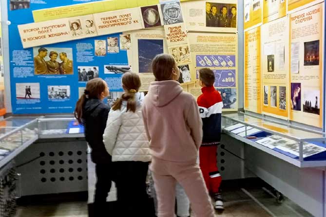 школьники в музее авиации и космонавтики имени Королева