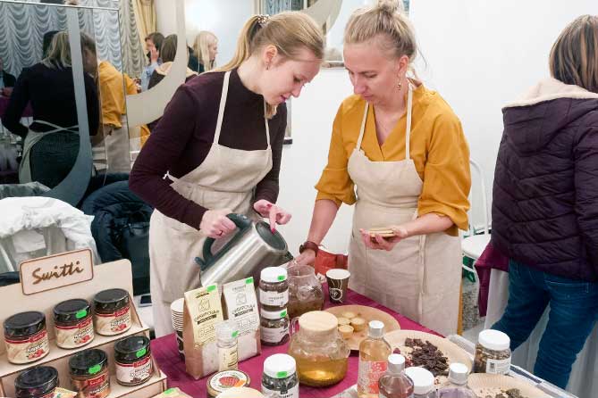 на ярмарке заваривают чай для дегустации